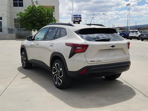 New 2026 Chevrolet Trax RS w/ Sunroof Package FWD image 4