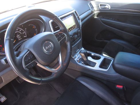 Used 2018 Jeep Grand Cherokee Altitude image 16