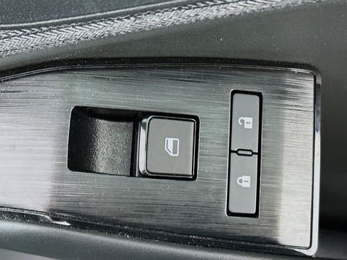 Used 2023 Nissan Rogue S image 29