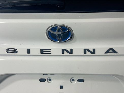 Used 2024 Toyota Sienna LE image 28