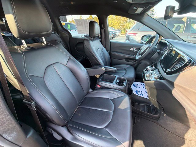 Used 2026 Chrysler Pacifica Select FWD image 16