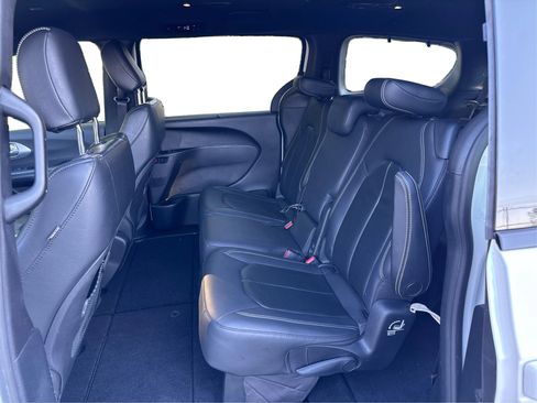 Used 2019 Chrysler Pacifica Touring-L w/ S Appearance Package image 13
