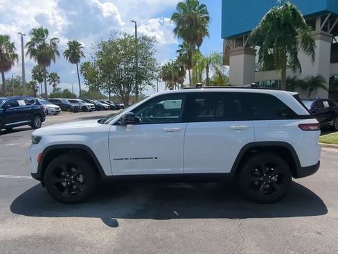 Used 2023 Jeep Grand Cherokee Limited w/ Black Appearance Package AWD/4WD image 8