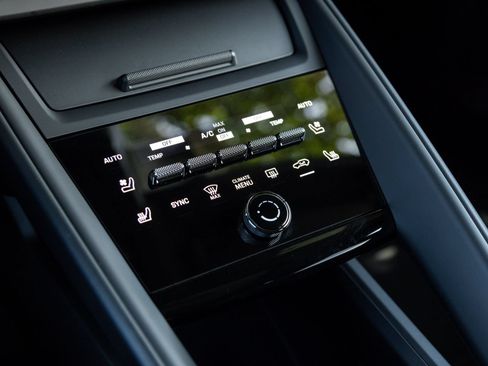 Certified 2025 Porsche Macan 4 Electric AWD/4WD image 26