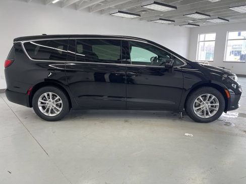 New 2026 Chrysler Pacifica Select AWD/4WD image 9
