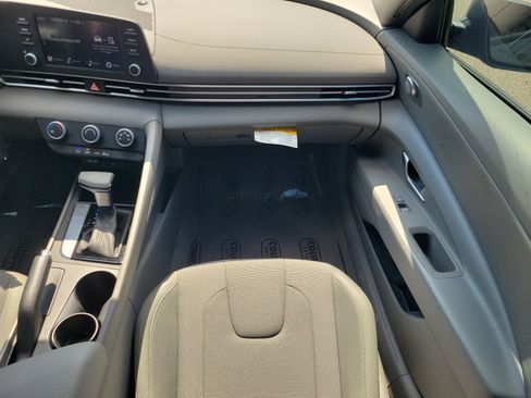Certified 2025 Hyundai Elantra SE w/ Cargo Package image 14