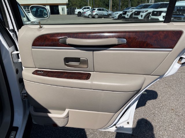 Used 2007 Lincoln Town Car Signature Limited RWD image 33