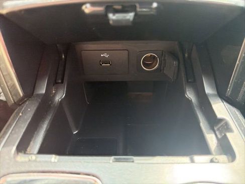 Used 2018 Ford Explorer XLT image 35