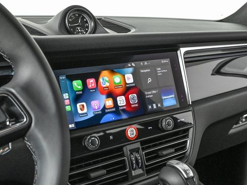 Certified 2025 Porsche Macan AWD image 11