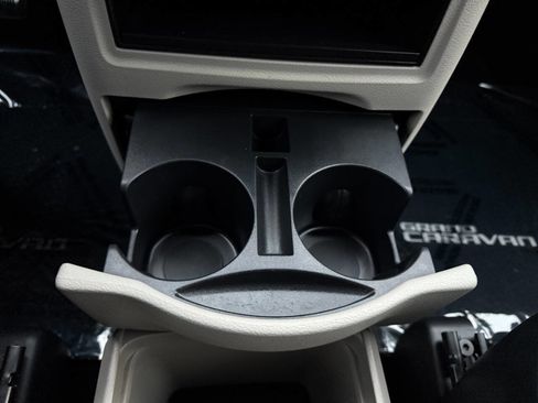 Used 2016 Dodge Grand Caravan SE image 39