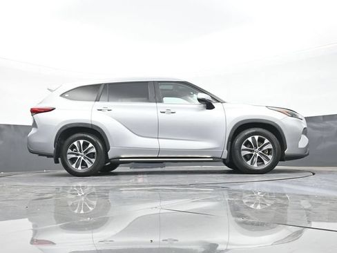 Used 2023 Toyota Highlander XLE FWD image 33