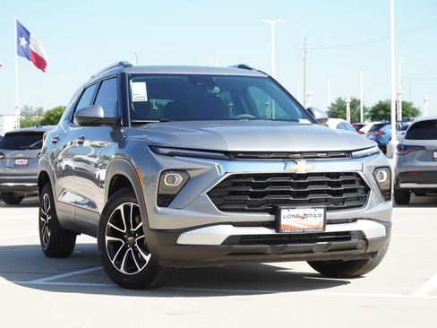 Used 2025 Chevrolet TrailBlazer LT FWD image 2