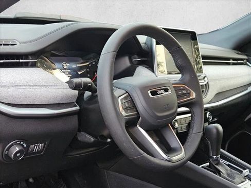 Used 2025 Jeep Compass Latitude image 10