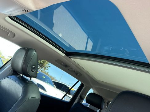 Used 2019 Volkswagen Tiguan SE AWD/4WD image 16