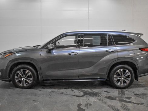 Used 2022 Toyota Highlander XLE image 4