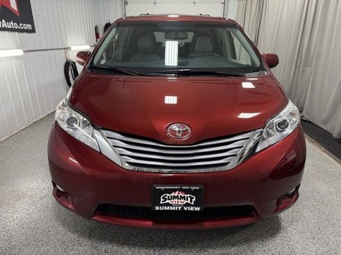 Used 2017 Toyota Sienna image 2