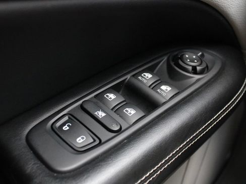 Used 2018 Jeep Compass Latitude w/ Cold Weather Group AWD/4WD image 7