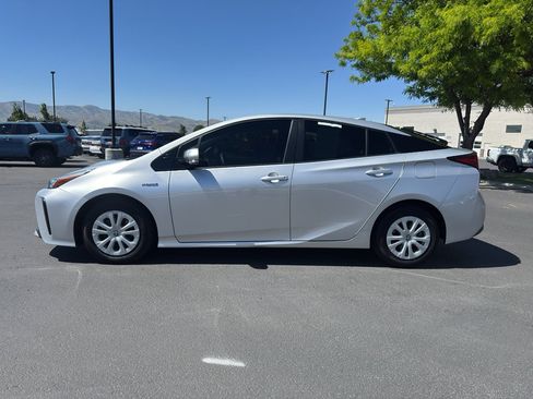 Used 2019 Toyota Prius LE FWD image 4