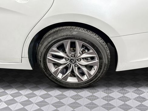 Used 2019 Toyota Avalon Limited image 33