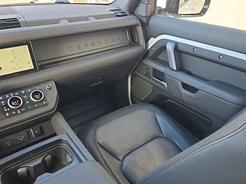 Used 2024 Land Rover Defender 110 X-Dynamic SE AWD/4WD image 21