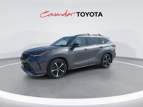 Used 2021 Toyota Highlander XSE FWD image 4