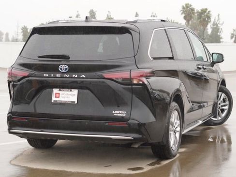 Used 2023 Toyota Sienna Limited image 7