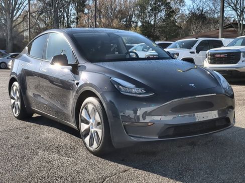 Used 2023 Tesla Model Y Long Range image 2