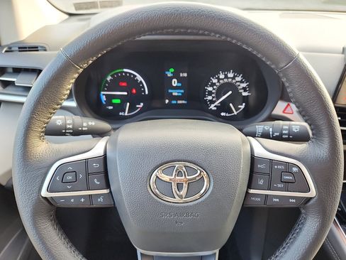 Used 2021 Toyota Sienna XLE image 24