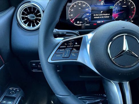 Used 2025 Mercedes-Benz GLB 250 GLB 250 image 23