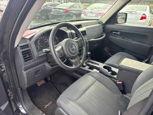 Used 2012 Jeep Liberty Sport image 9