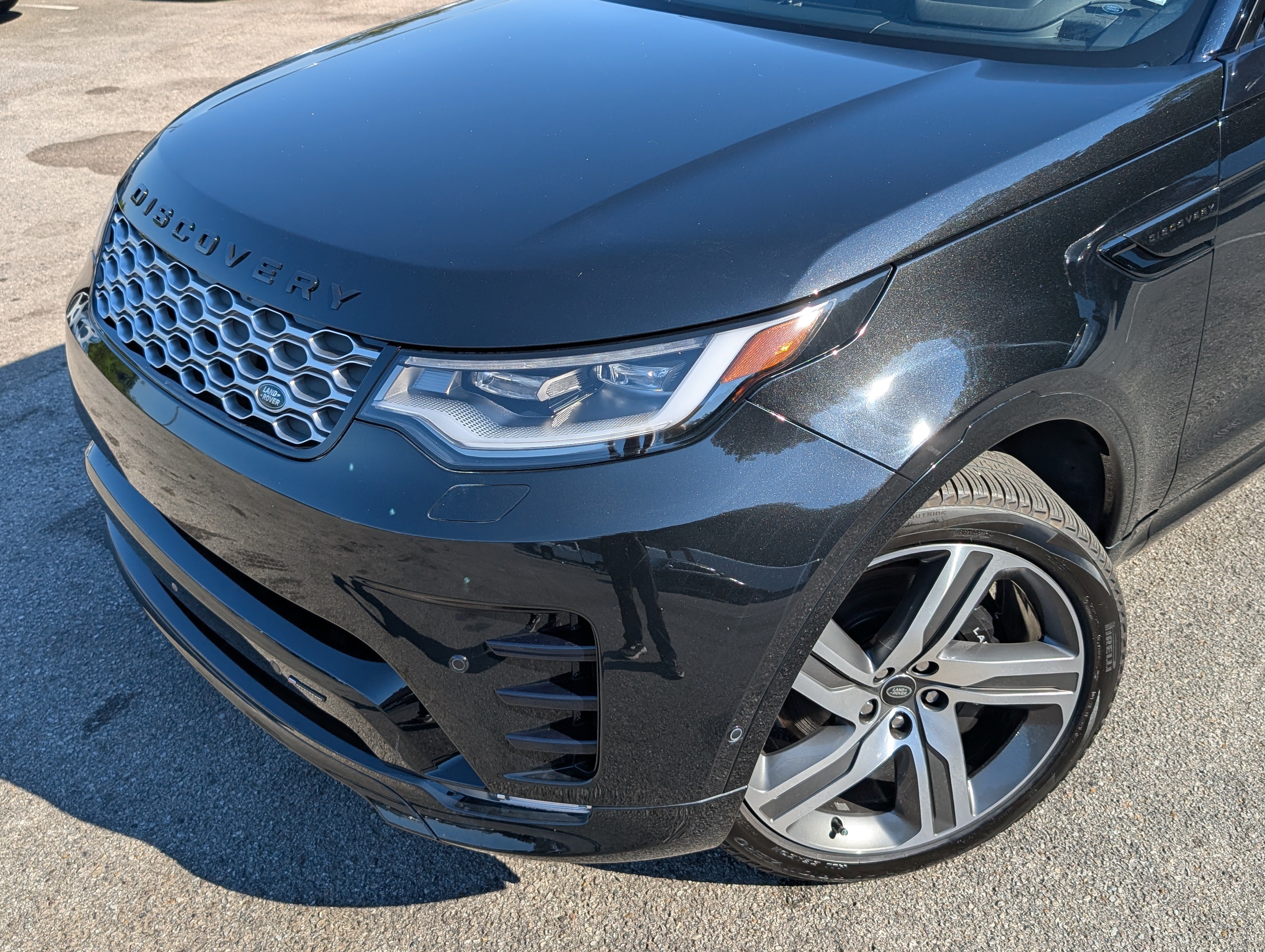 Used 2023 Land Rover Discovery Metropolitan Edition AWD/4WD image 13