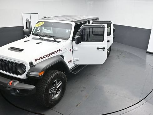 Used 2024 Jeep Gladiator Mojave w/ Technology Group AWD/4WD image 32