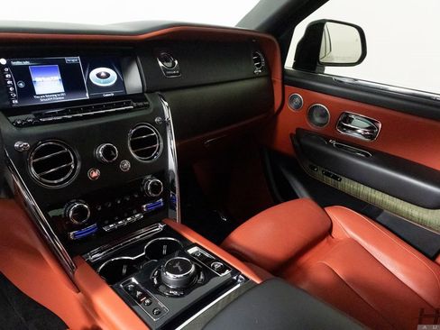 Used 2019 Rolls-Royce Cullinan image 26