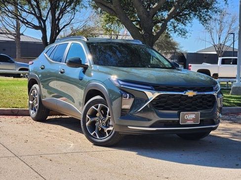 Used 2025 Chevrolet Trax LT w/ Driver Confidence Package image 2