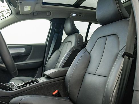 Certified 2025 Volvo XC40 B5 Ultra w/ Climate Package image 21