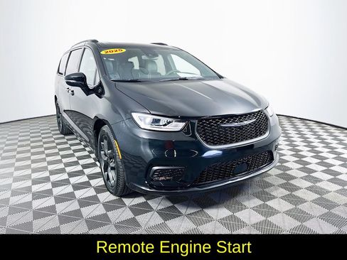 Used 2025 Chrysler Pacifica Limited image 3