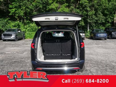 Used 2022 Chrysler Pacifica Limited AWD/4WD image 16