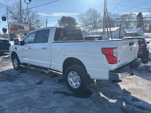 Used 2019 Nissan Titan SV image 5