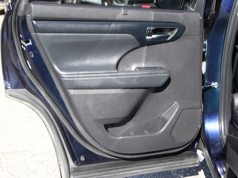 Used 2022 Toyota Highlander XLE FWD image 36