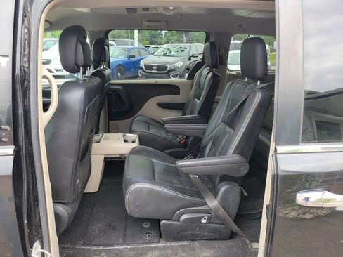 Used 2014 Chrysler Town & Country Touring w/ Driver Convenience Group FWD image 17