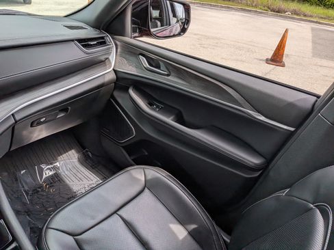Used 2024 Jeep Grand Cherokee Limited w/ Luxury Tech Group II AWD/4WD image 20