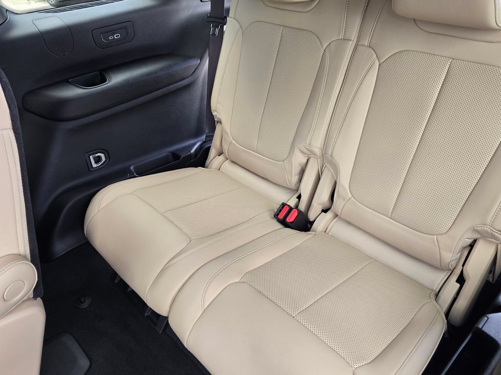 Used 2023 Jeep Grand Cherokee L Limited w/ Luxury Tech Group II RWD image 13
