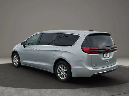Used 2024 Chrysler Pacifica Touring-L FWD image 3