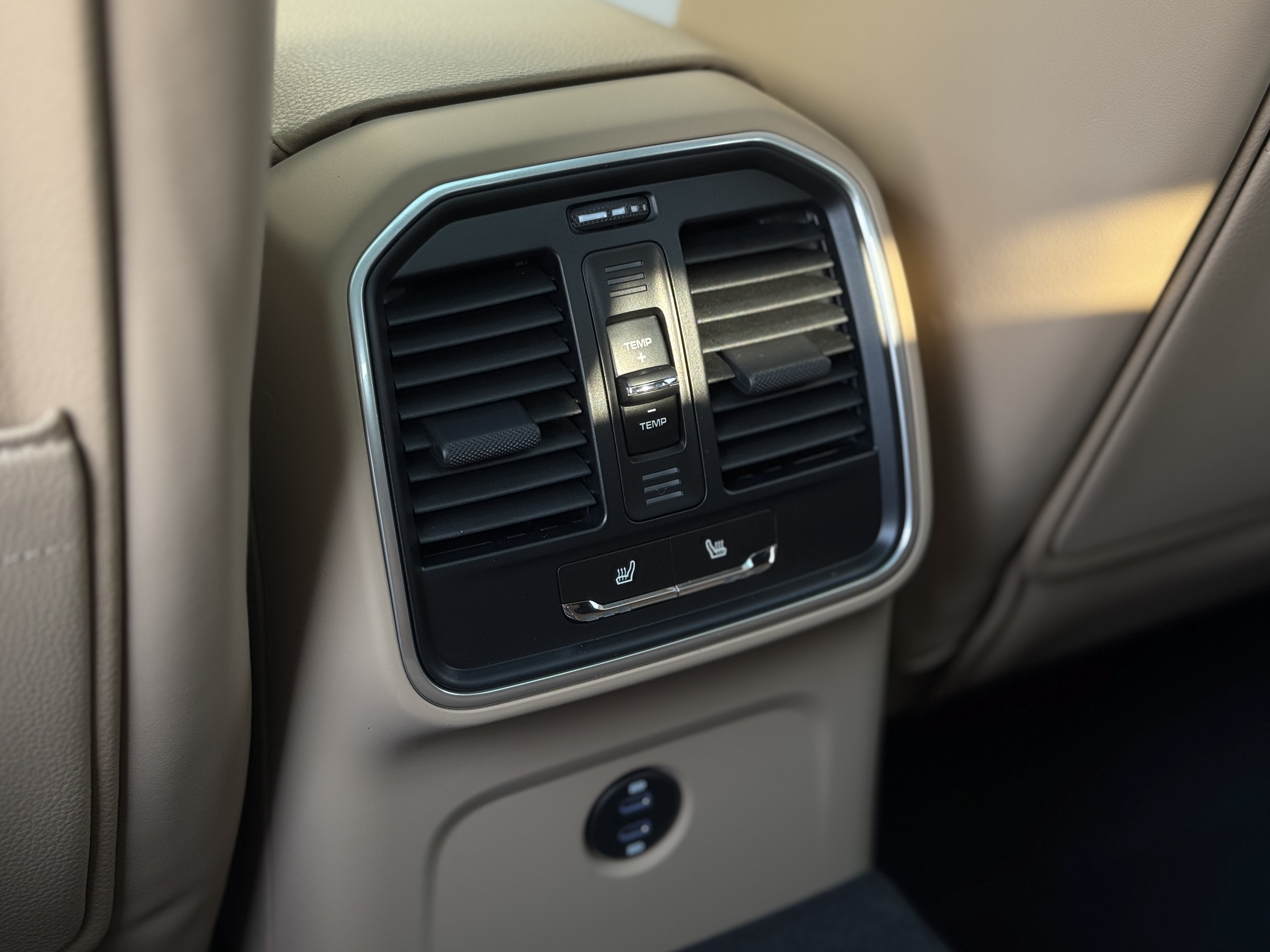 Certified 2025 Porsche Macan AWD/4WD image 31