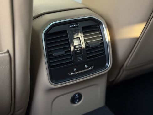 Certified 2025 Porsche Macan AWD/4WD image 31