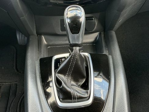 Used 2020 Nissan Rogue SV image 16