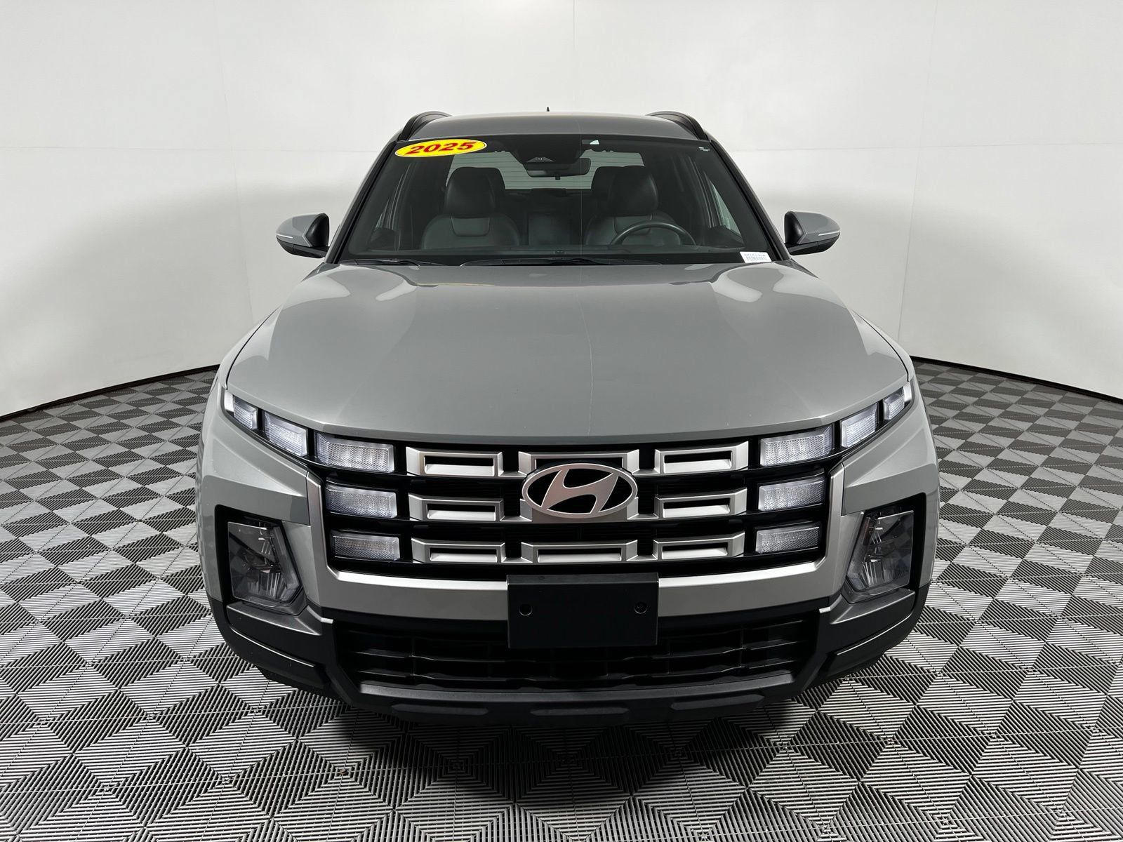 Used 2025 Hyundai Santa Cruz SEL FWD image 2