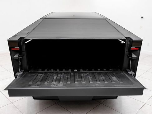 Used 2024 Tesla Cybertruck AWD Crew Cab image 50