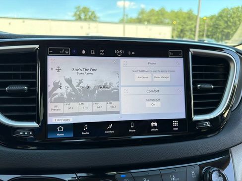 Used 2023 Chrysler Pacifica Touring-L FWD image 10
