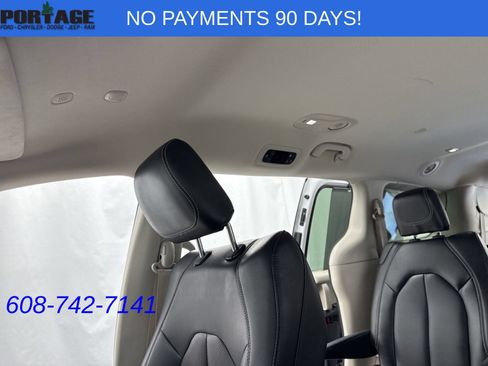 Used 2023 Chrysler Pacifica Touring-L FWD image 23